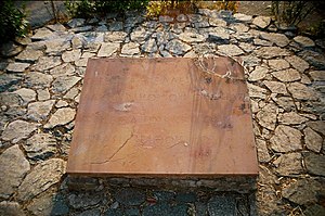 https://upload.wikimedia.org/wikipedia/commons/thumb/a/a5/Thermopiles_memorial_epitaph.jpg/300px-Thermopiles_memorial_epitaph.jpg